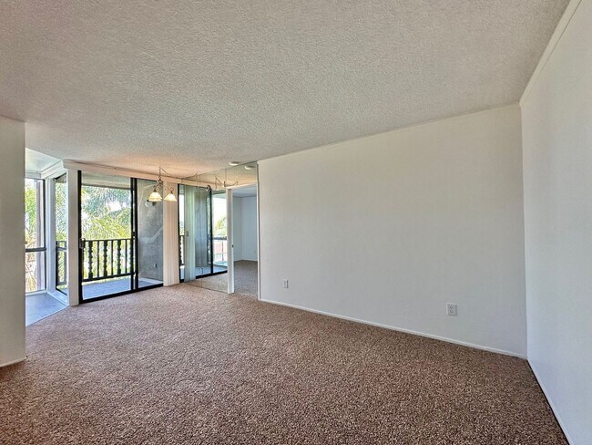 Foto del edificio - Upgraded 2 Bedroom Condo in San Carlos!!  Water/Sewer/Trash Included!!