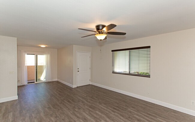 Building Photo - Downstairs End Unit 2 Bedroom Condo in Oceanside!