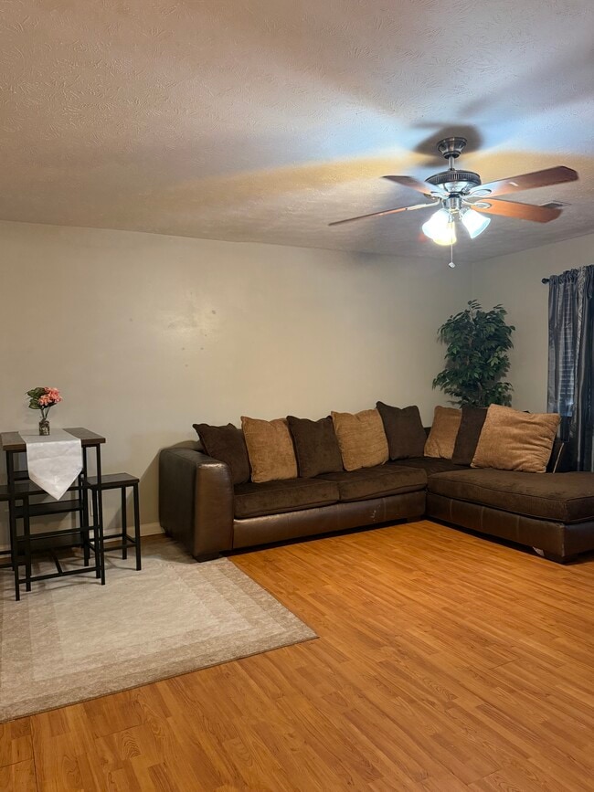 Building Photo - 11 Oak St