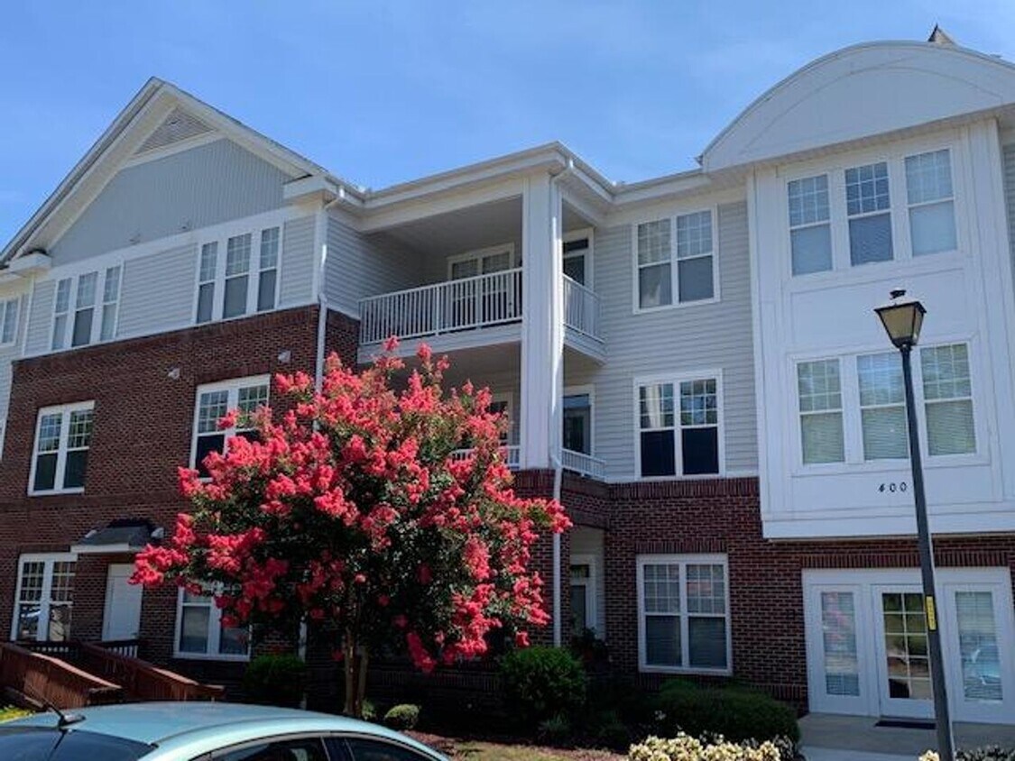 Foto principal - 426 Eyam Hall Ln