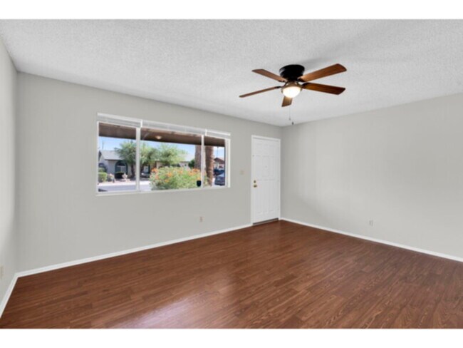 Building Photo - Awesome 4 Bedroom Home in the Heart of Cha...