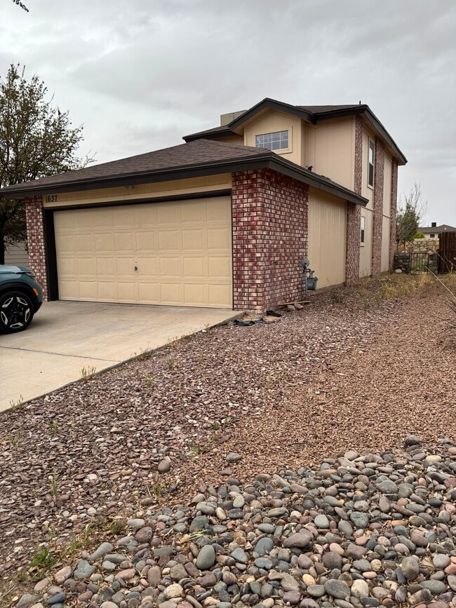 Building Photo - 637 Esmeralda Armendariz