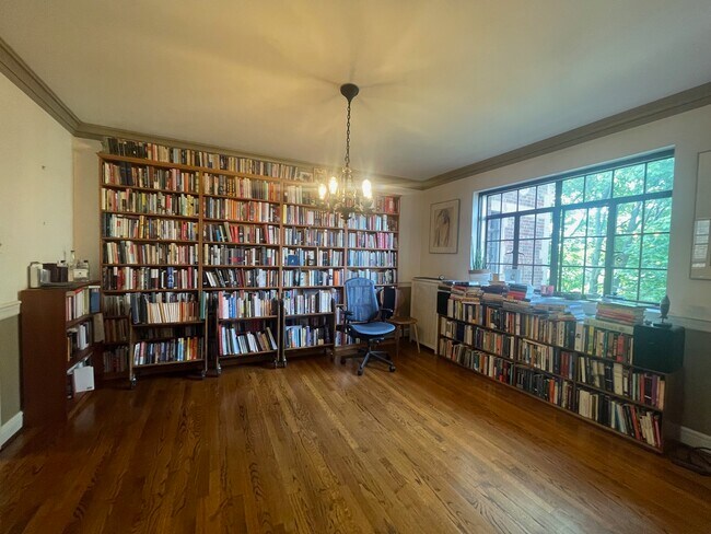 Foto del edificio - 813A Forest Ave