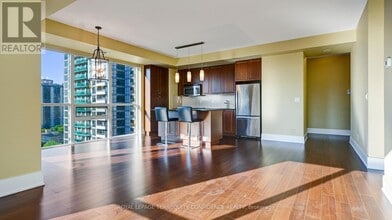 Building Photo - 70 Roehampton Ave