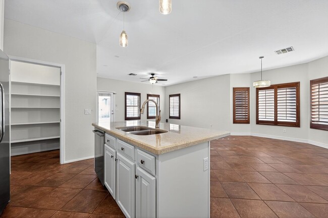 Foto del edificio - 4178 E Maplewood St