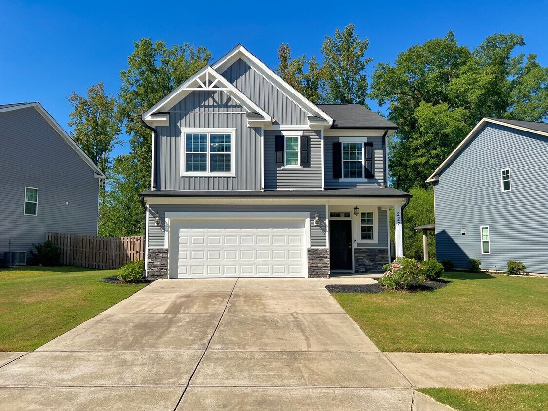 Primary Photo - Pet Friendly - LARGE 4 bedroom home in Gro...