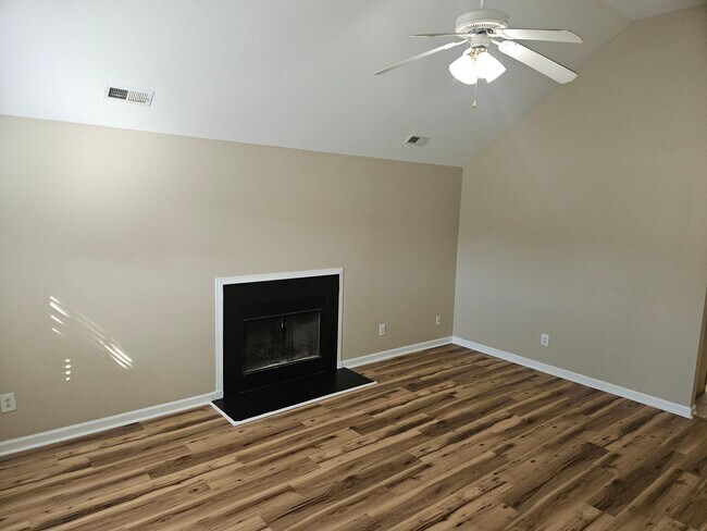 Foto del edificio - Darling 3br/2ba RANCH!! Avail Now! Near downtown Ral and I-40!!