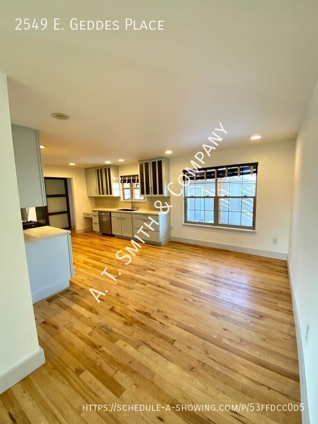 Building Photo - Threebedroom, Two+bathroom Townhouse Locat...