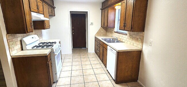 Foto del edificio - Beautifully updated 3/2/2 in the Meadows -Modern Updates & Flexible Living Space!