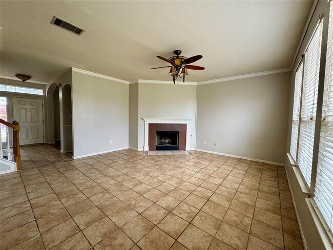 Building Photo - 701 Ranier Ln