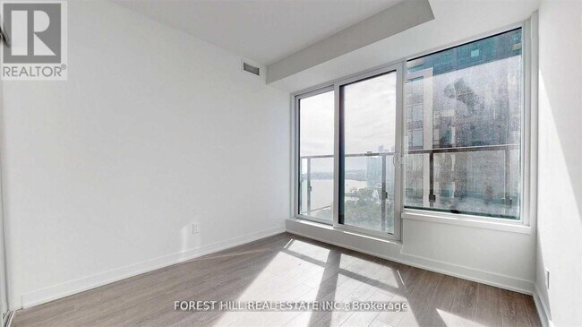 Photo du bâtiment - 1926 Lake Shore Blvd W