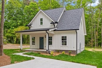 Building Photo - 2119 Oak St