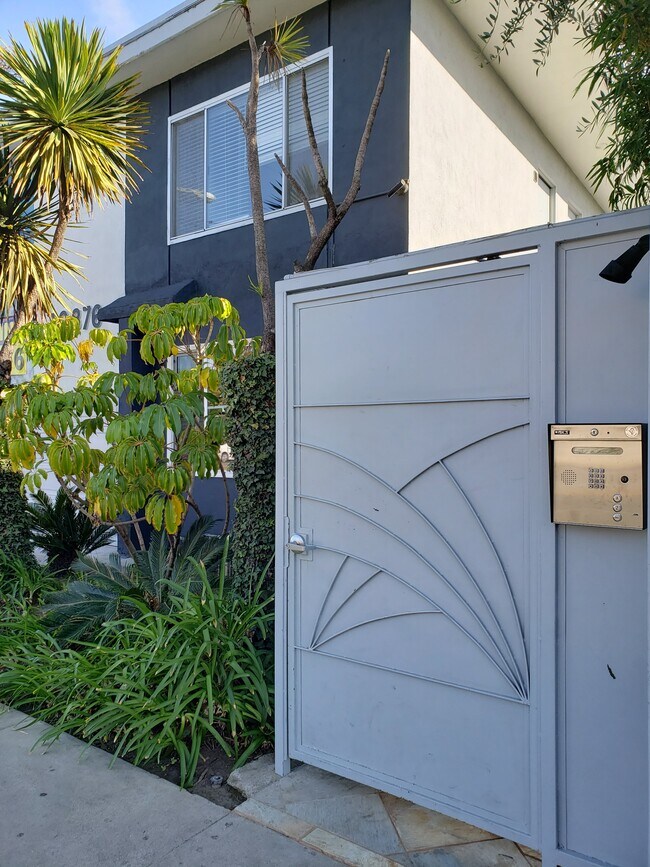 Foto del edificio - 10876 Palms Blvd