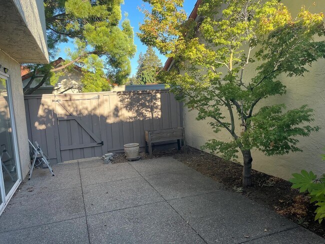 Foto del edificio - 22220 Homestead Rd