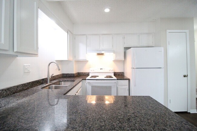 Foto del edificio - April FREE On This Fully Remodeled 2 Bedroom 1.5 Bath Duplex In Olathe