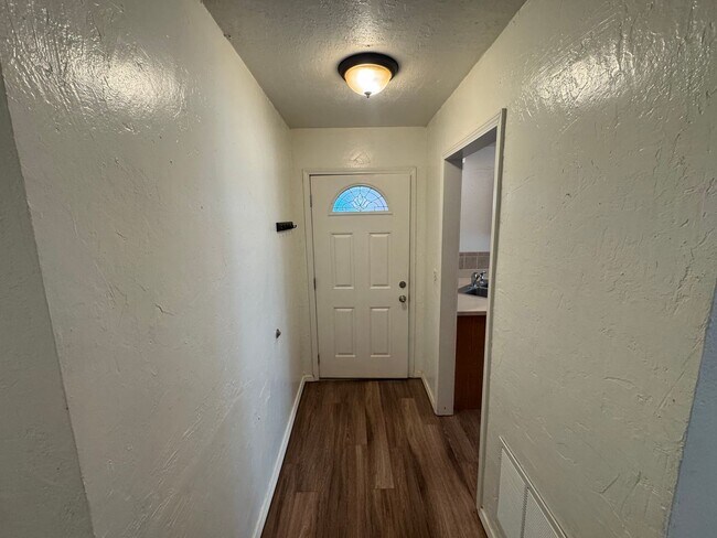 Foto del edificio - 200 0ff before Jan 1!  3 bed ,2 brand new bathrooms, ready for move in, in Moore Schools!