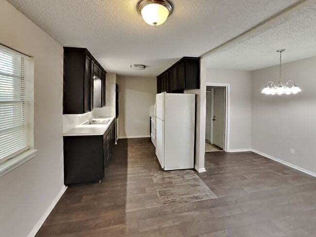 Building Photo - No Application Fees* $500 off 1st months r...