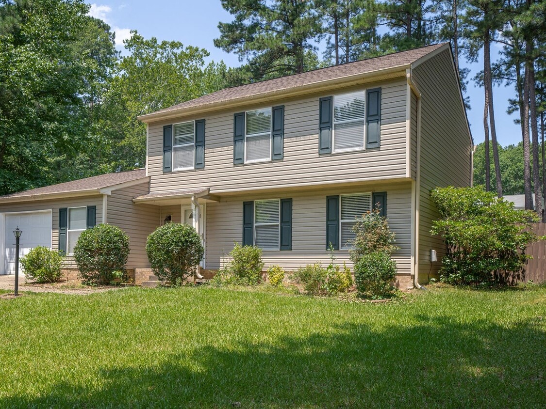 Spacious 3 bedroom home in desirable SW Durham! Super dog friendly with large fenced yard! - Spacious 3 bedroom home in desirable SW Durham! Super dog friendly with large fenced yard!