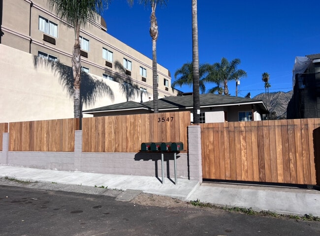 Foto del edificio - 3547 E Green St