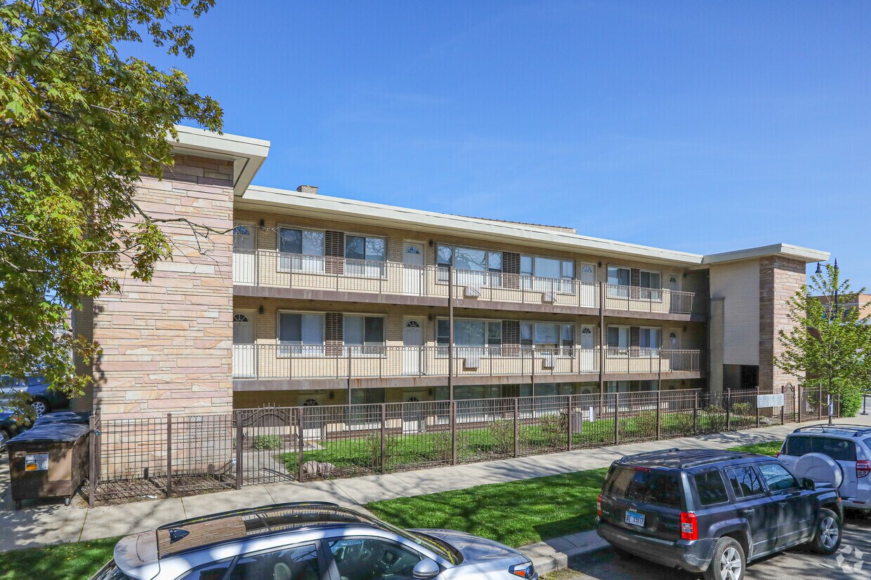 Building Photo - 4801 N Ridgeway Ave