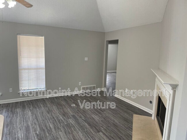 Foto del edificio - 5590 Walden Valley Cove