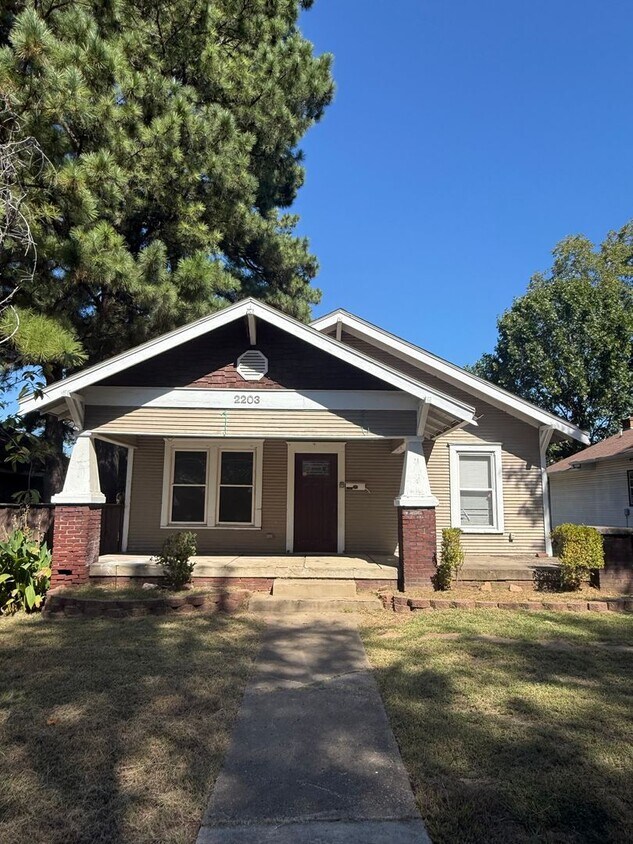 Primary Photo - 2203 S L St