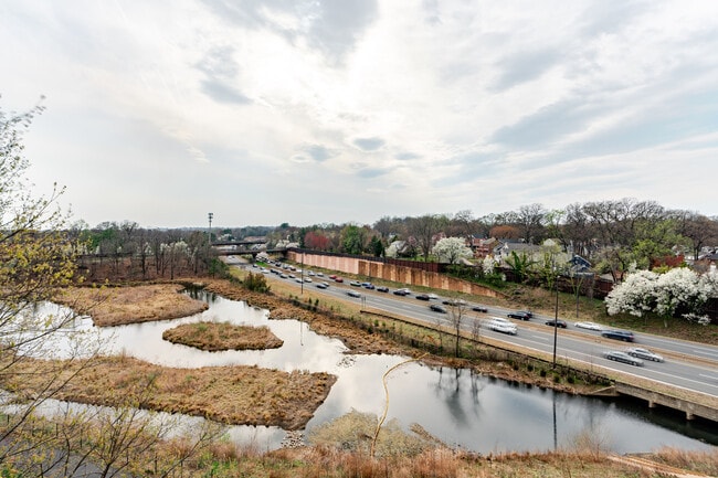 Foto del edificio - 4650 Washington Blvd