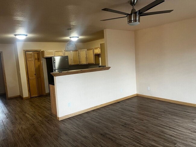 Building Photo - Well Maintained Main Level Apartment.