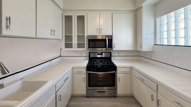 Foto del edificio - 127-133 S. Flores St.-4E