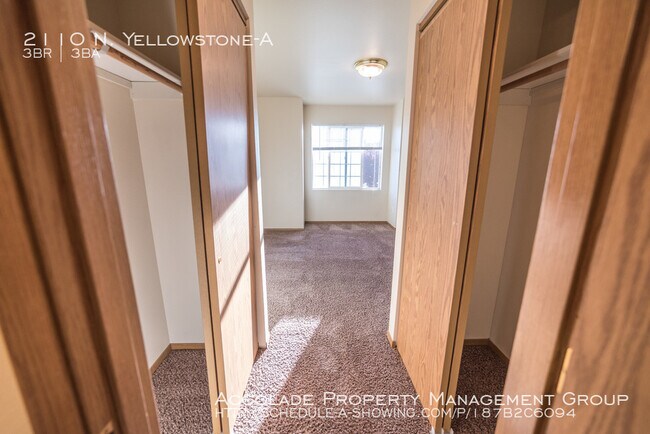 Building Photo - Creekside Circle Townhome For Rent