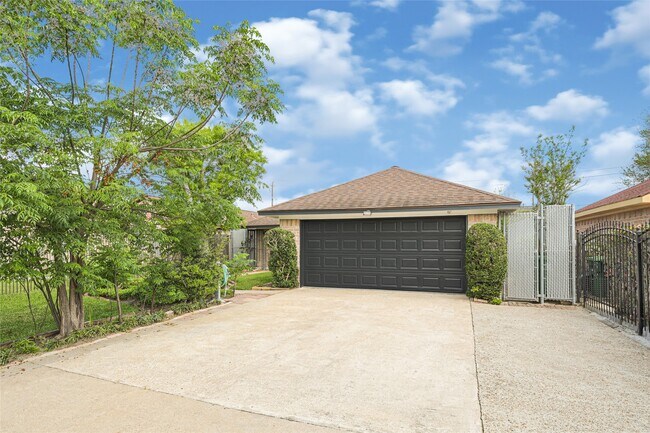 Foto del edificio - 9208 Carousel Ln