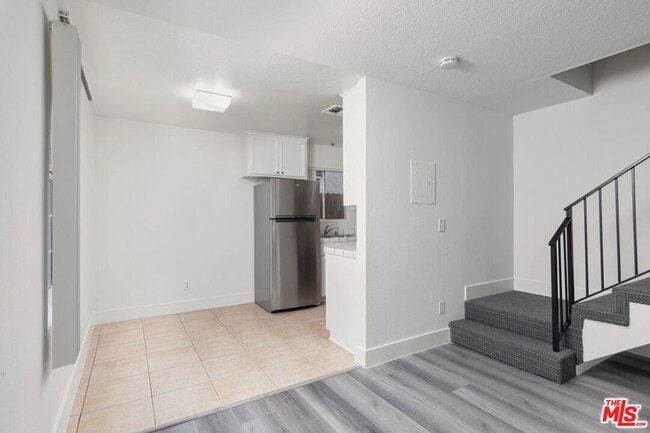 Foto del edificio - 6616 Sylmar Ave