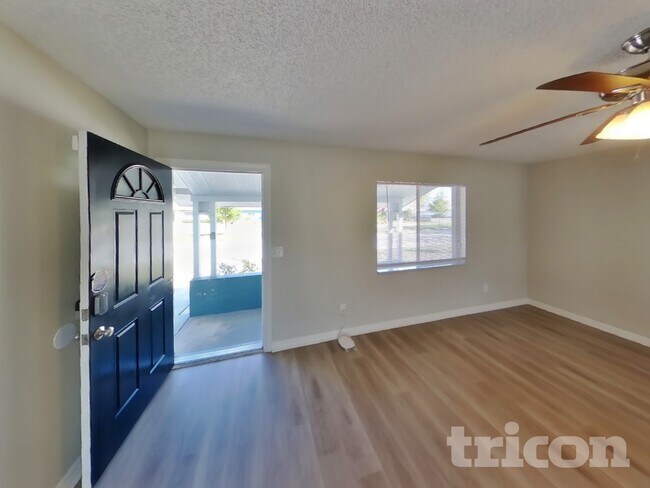 Foto del edificio - 7812 Tiburon Dr