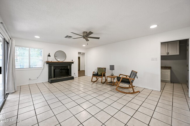 Foto del edificio - 5833 W John Cabot Rd