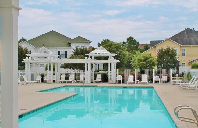 Building Photo - Gorgeously updated 3 bedroom condo w/commu...