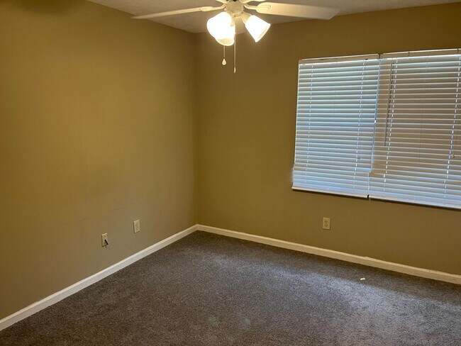 Foto del edificio - Cedar Chase - 3 Bedroom available August 2...