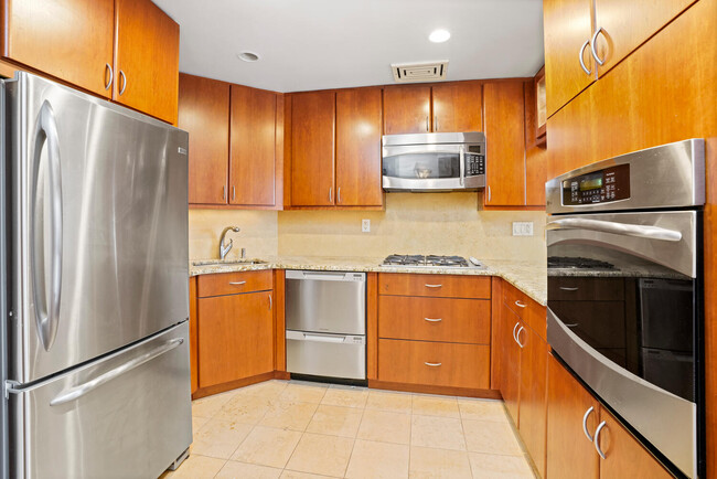 Gourmet kitchen with stainless steel appliances. - 50 E Hartsdale Ave