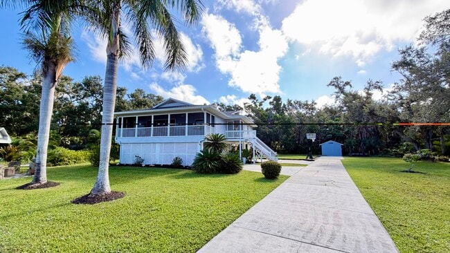 Amplio estacionamiento. Espacio para autocaravana o barco. - 5203 15th St W