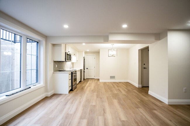 Building Photo - Stunning MODERN 2 Bdrm APARTMENT - Westmount * AVAIL Now *