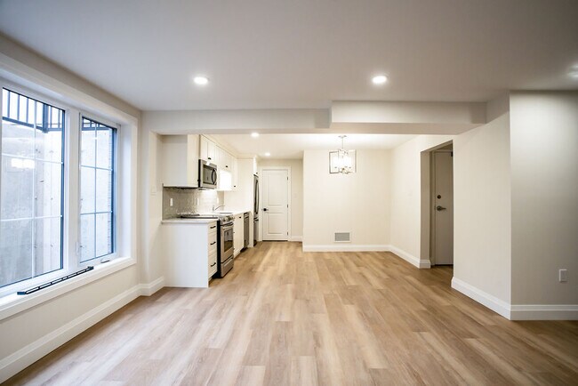 Photo du bâtiment - Stunning MODERN 2 Bdrm APARTMENT - Westmount * AVAIL Now *