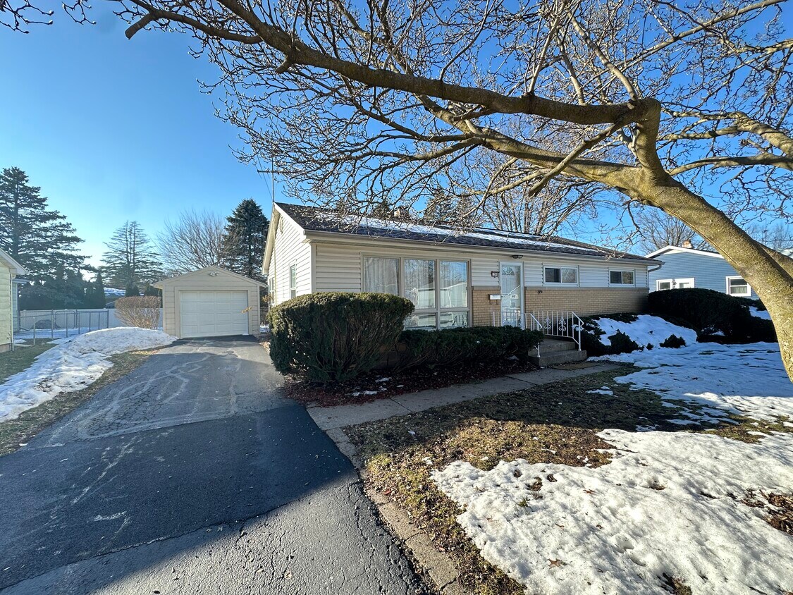 1368 Spruce Ave, Galesburg, IL 61401 House Rental in Galesburg, IL