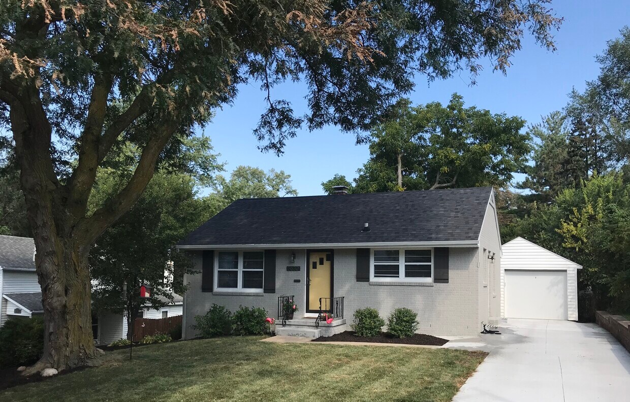 Foto principal - 5630 Erskine St