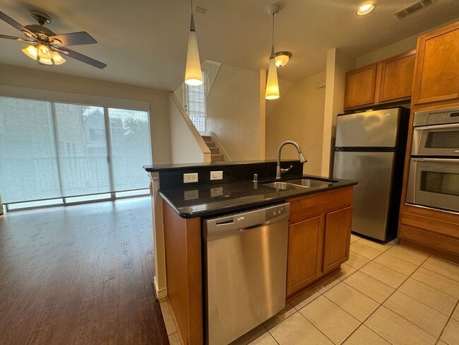 Building Photo - Lovely Townhome!