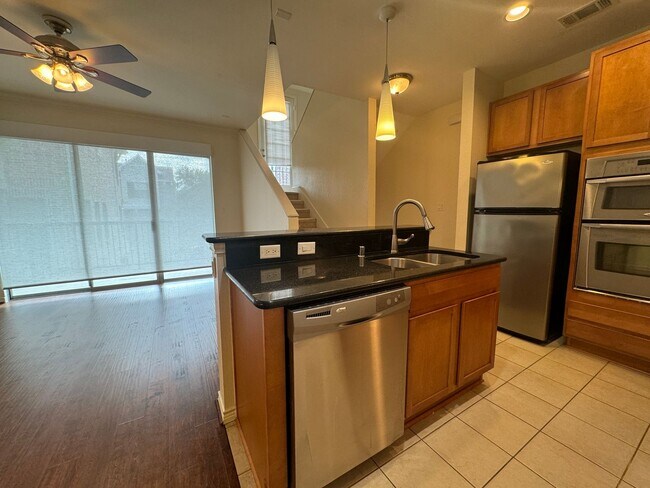 Foto del edificio - Lovely Townhome!