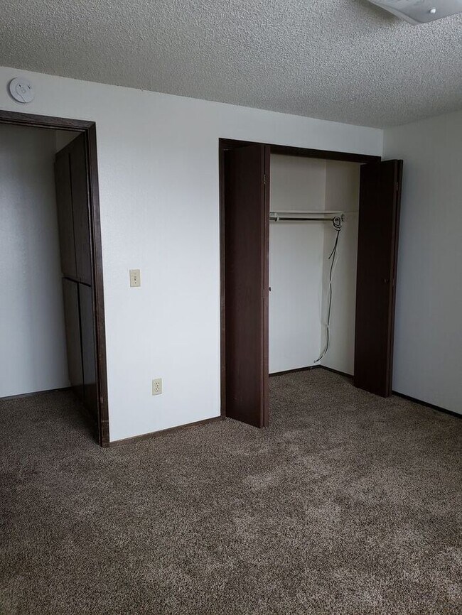 Building Photo - Spacious Apartment with view