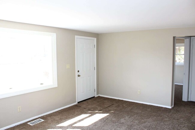 Building Photo - Updated 4 bedroom east side home with addi...
