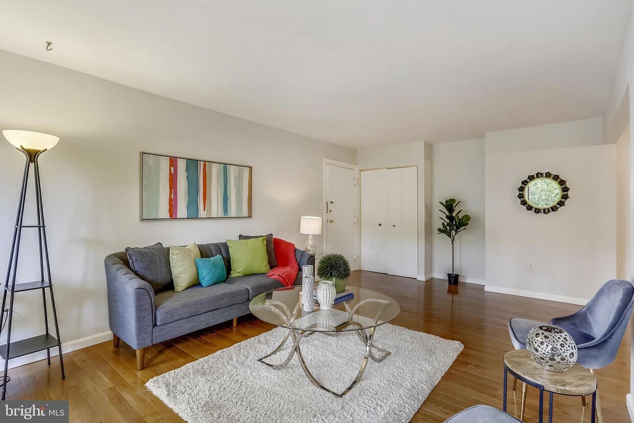 Foto principal - 880 College Pkwy