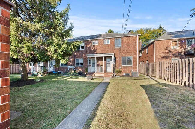 Foto del edificio - 1656-1662 Northwest Blvd