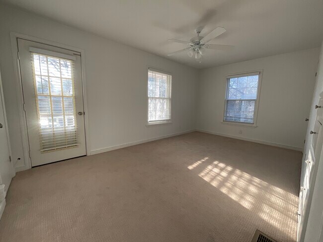 Building Photo - 1806 Rockridge Ter