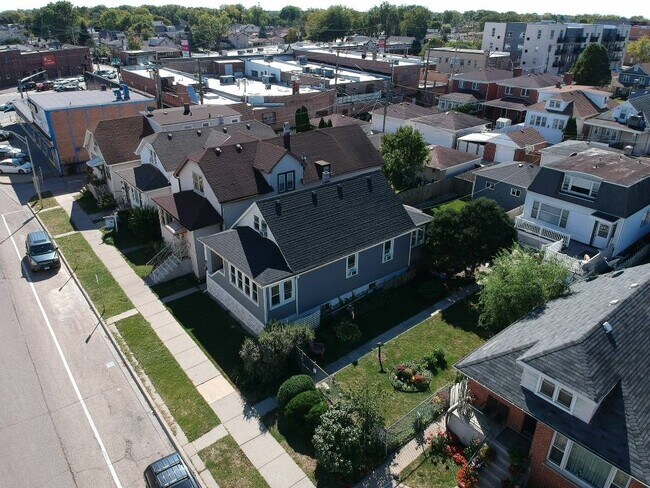 Building Photo - 4014 N Octavia Ave